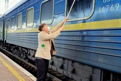Фото дня: данський журналіст самостійно помив вікно в потязі &laquo;Укрзалізниці&raquo;