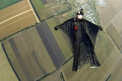 Лайфхак: як бердмен Юрій Висовень літає в костюмі-крилі