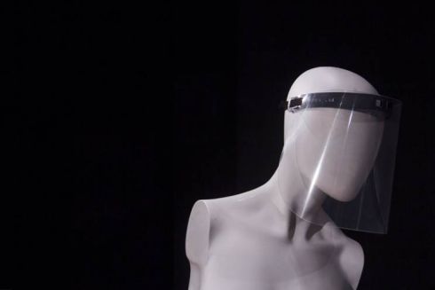 Кияни роблять захисні щитки для лікарів. Вони запустили кампанію зі збору грошей