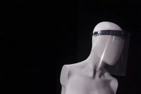 Кияни роблять захисні щитки для лікарів. Вони запустили кампанію зі збору грошей