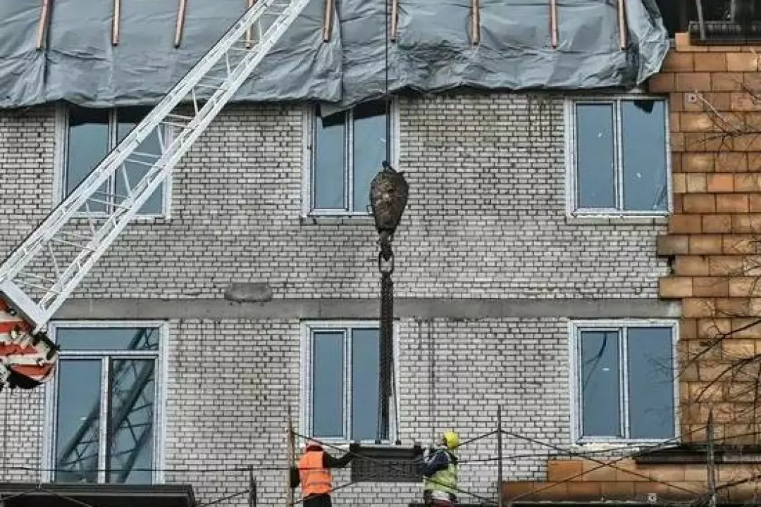 В Запорожье начали монтировать уникальную плитку на пострадавшем от ракеты доме