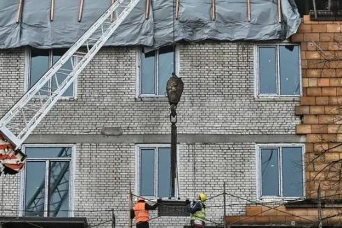 У Запоріжжі почали монтувати унікальну плитку на будинку, що постраждав від ракети