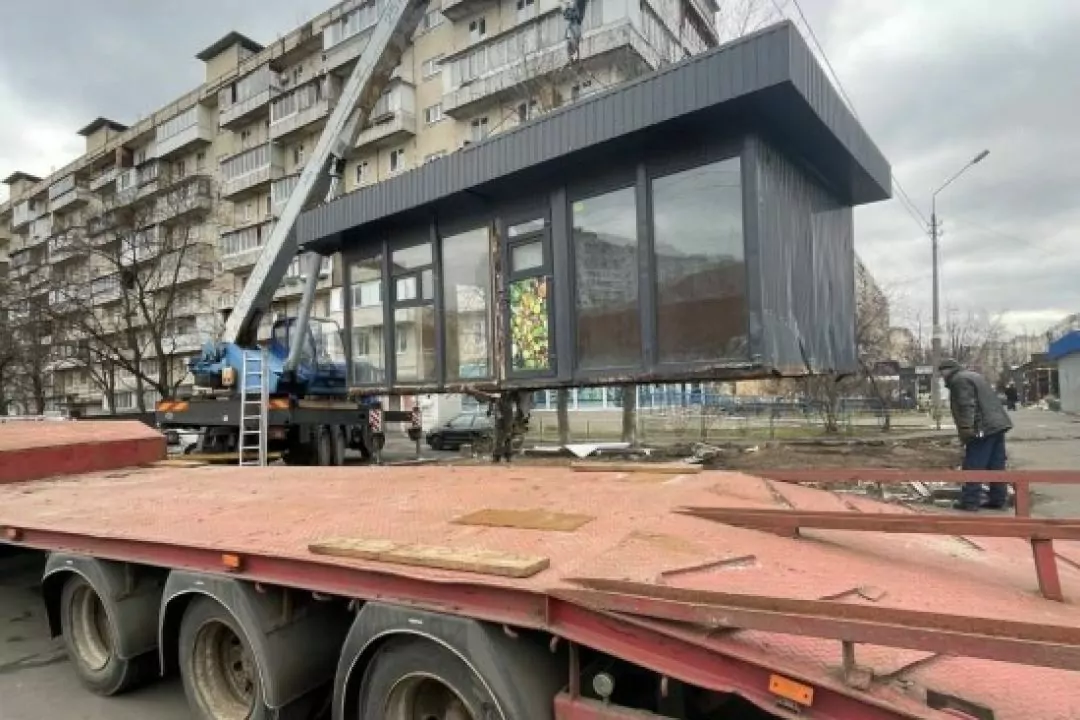 В Оболонському районі почали прибирати незаконні МАФи: фото