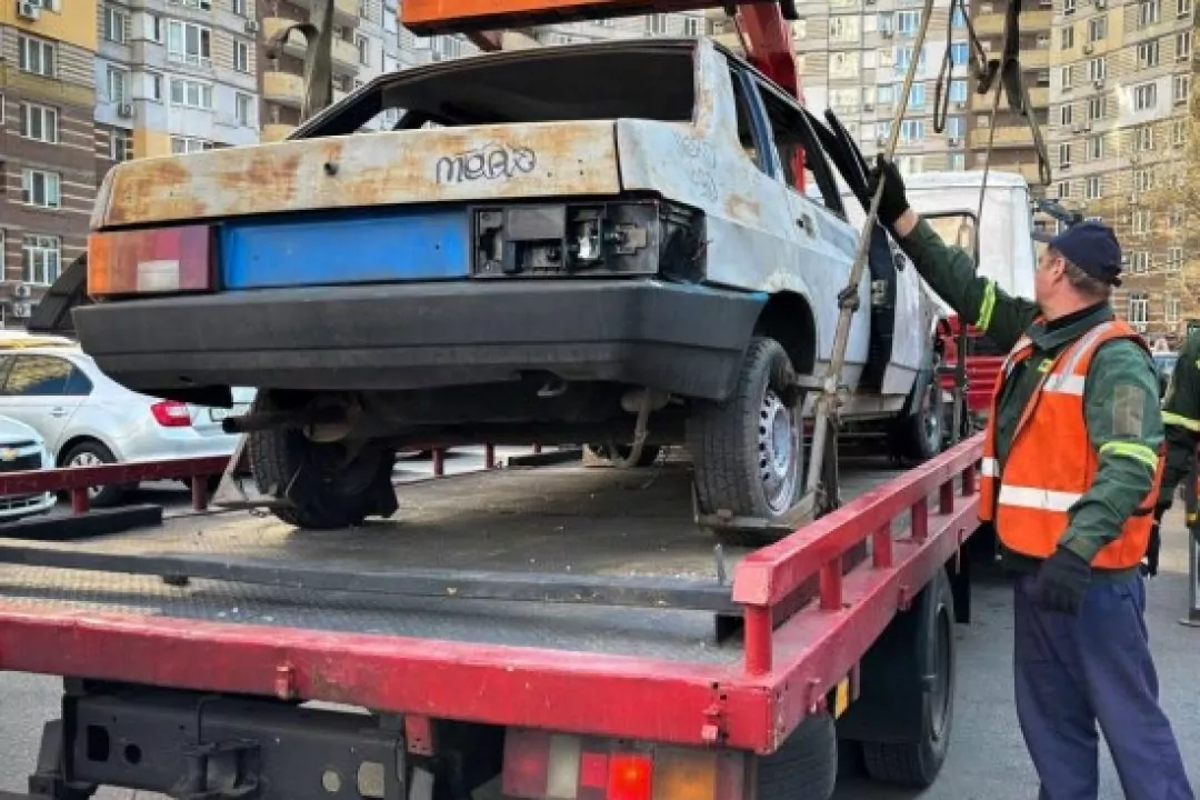 У Дарницькому районі вивозять покинуті й пошкоджені обстрілами автівки: фото