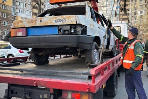 У Дарницькому районі вивозять покинуті й пошкоджені обстрілами автівки: фото