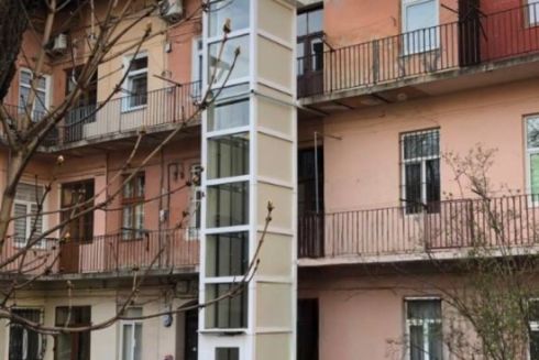 Мешканці триповерхівки у Львові встановили зовнішній ліфт для сусіда на колісному кріслі