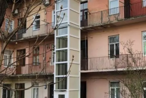 Мешканці триповерхівки у Львові встановили зовнішній ліфт для сусіда на колісному кріслі