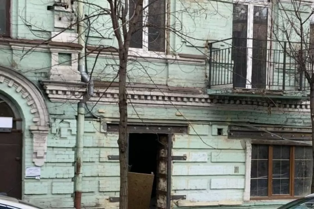У центрі Києва через самовільний ремонт руйнується 100-річний будинок математика Граве