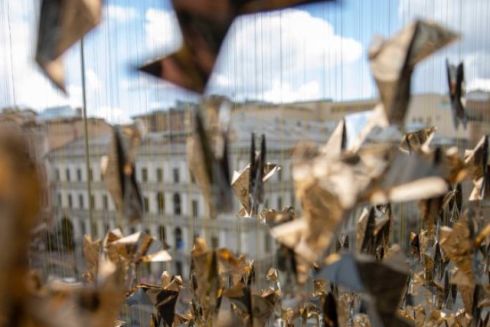 Дивіться, як виглядає інсталяція з 5000 оригамі-птахів на фасаді Музею історії Києва