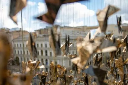 Дивіться, як виглядає інсталяція з 5000 оригамі-птахів на фасаді Музею історії Києва