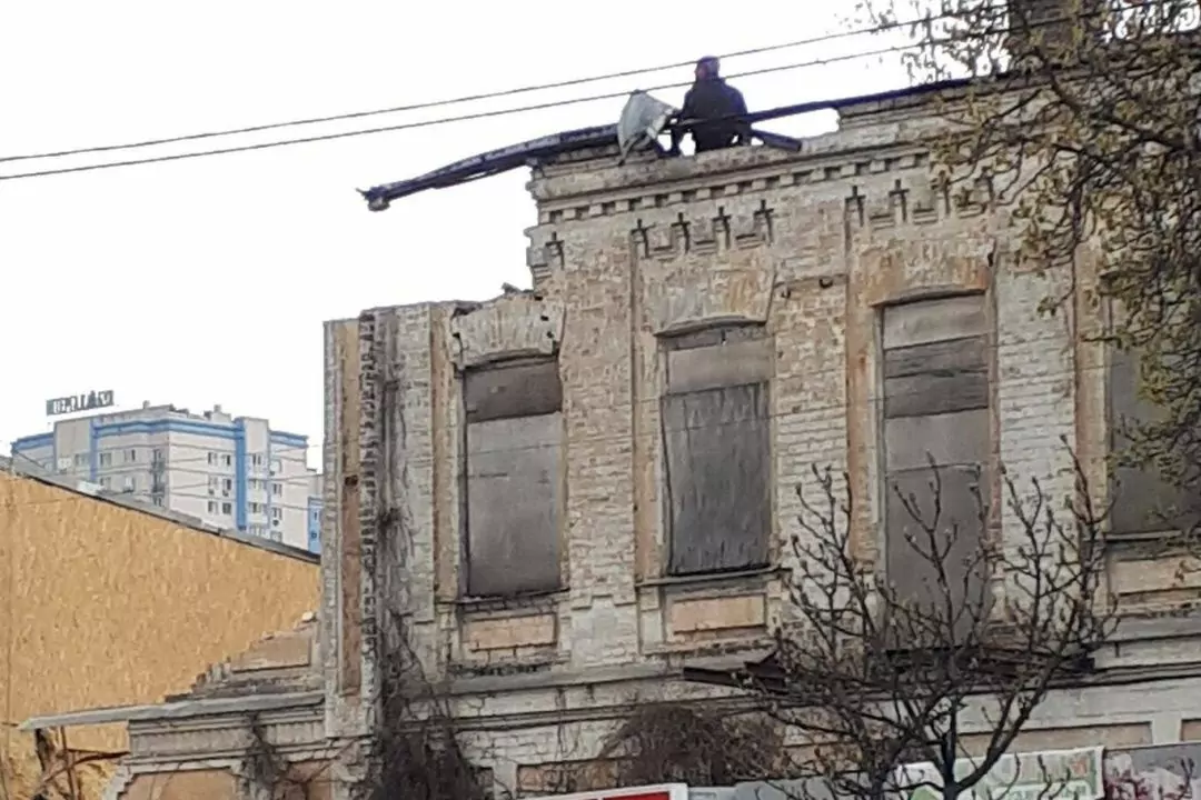 На Демиевке начали разрушать старинный пивзавод Шульца. Активисты обратились в полицию