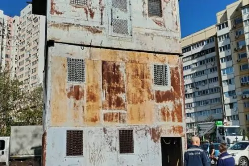 У Києві демонтували саморобний голубник з трьох гаражів: фото