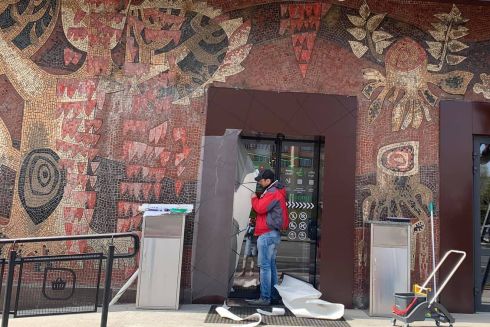 «Фора» возобновит исторические мозаики на фасаде здания, где открывает магазин