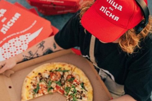 Піца із салом або дерунами: у Києві з’явився сервіс доставки «Піца як пісня»