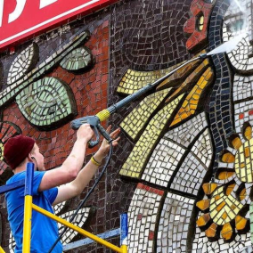 Фото: активісти відмили історичну мозаїку на Березняках. Це вперше за 50 років
