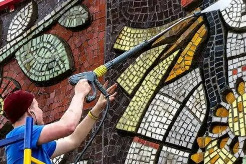 Фото: активісти відмили історичну мозаїку на Березняках. Це вперше за 50 років