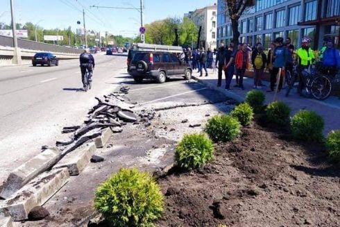 Активісти зняли асфальт на парковці, яку облаштували на місці велодоріжки на проспекті Перемоги