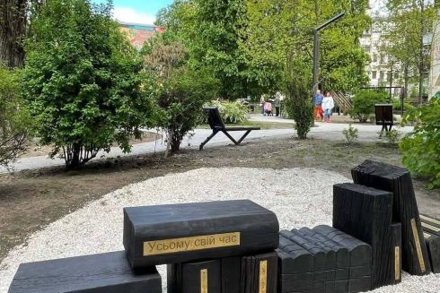 У Сквері інтелігентів встановили лаву з обпаленого дерева: так повторно використовують засохлі дуби