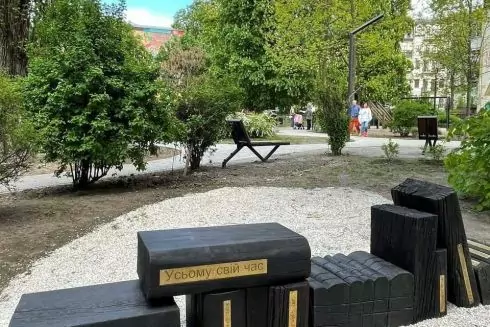 У Сквері інтелігентів встановили лаву з обпаленого дерева: так повторно використовують засохлі дуби