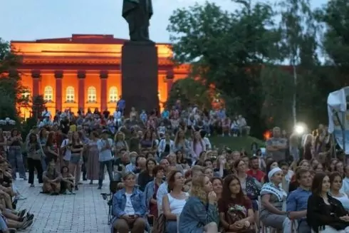 У центрі Києва протягом літа показуватимуть безкоштовне кіно просто неба