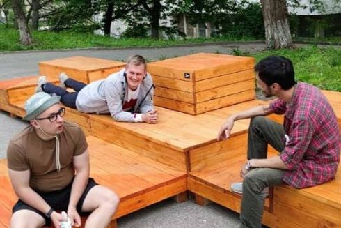 Фото. На Політехнічній встановили багатофункціональну лаву