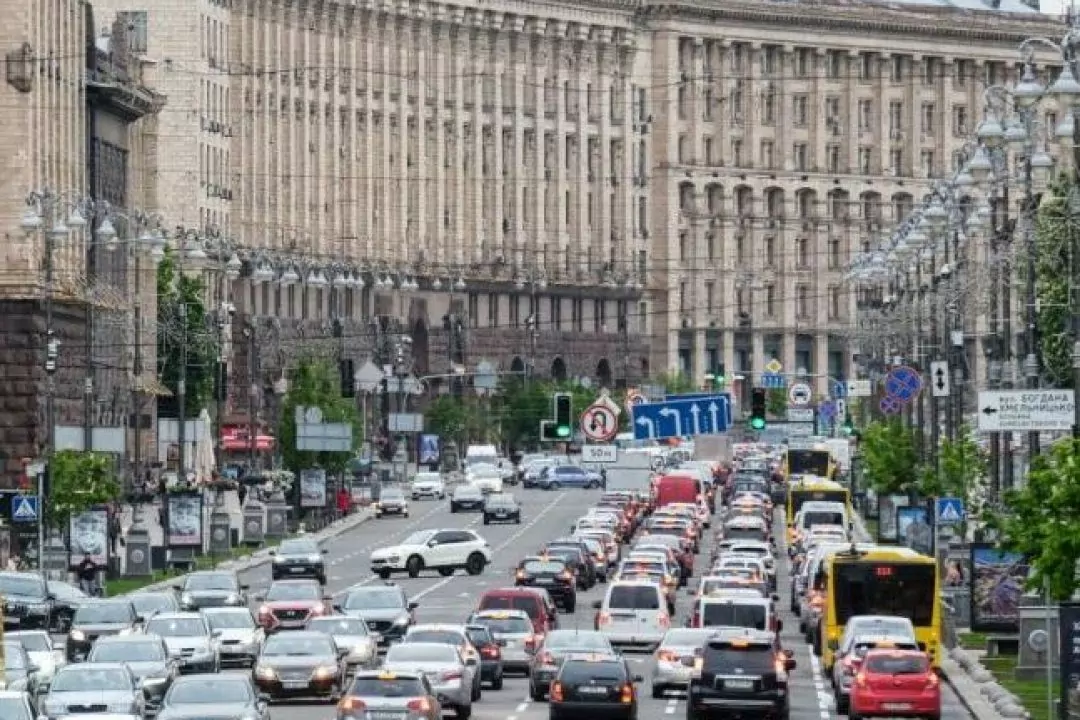 Кияни закликають облаштувати смуги громадського транспорту на Хрещатику &ndash; петиція