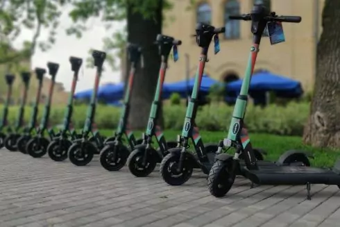 У Києві запустили новий сервіс оренди електросамокатів та мопедів