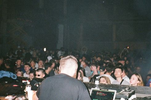 На Takflix вышел фильм о молодежи на киевском рейве «Схема». Часть средств за билеты идет на помощь армии