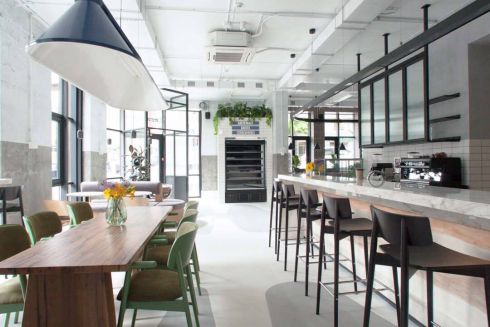 На Лук'янівці відкрилося бістро Hey Guys з середземноморськими закусками та авторськими вечерями