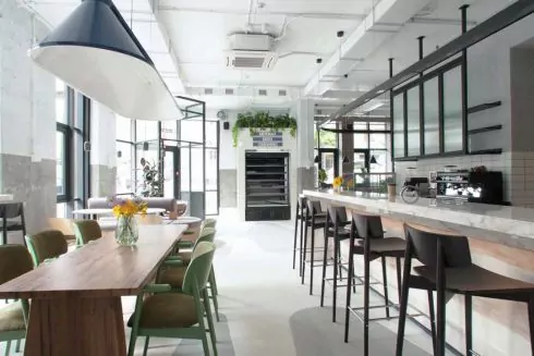 На Лук'янівці відкрилося бістро Hey Guys з середземноморськими закусками та авторськими вечерями