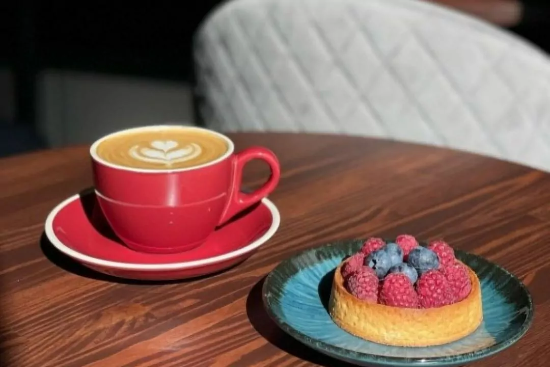 Кофе, лимонады и сладости: возле &laquo;Печерской&raquo; открыли кофейню 20/22 Avenue Coffee