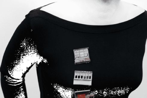 Київський дизайнер створила прикраси у формі засклених балконів