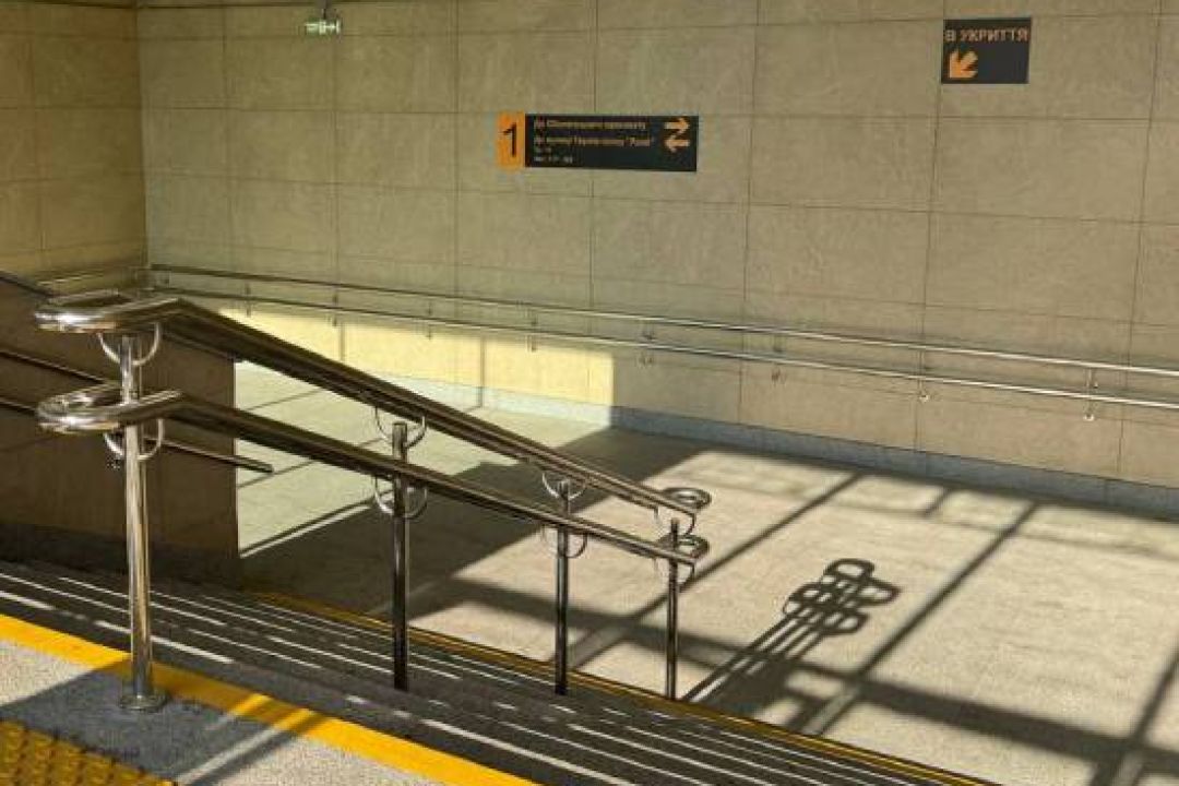 Що не так з інклюзивним переходом на станції метро “Оболонь”, який нещодавно облаштували
