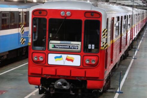 У київському метро почав курсувати потяг з отриманих від Варшави вагонів