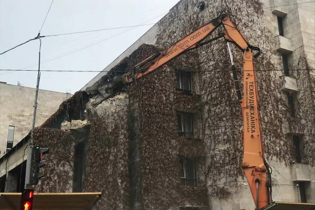 Забудовник намагався відновити роботи у будівлі Квітів України: активісти викликали поліцію