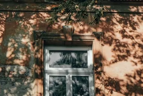 В исторических домах Львова заменяют металлопластиковые окна аутентичными