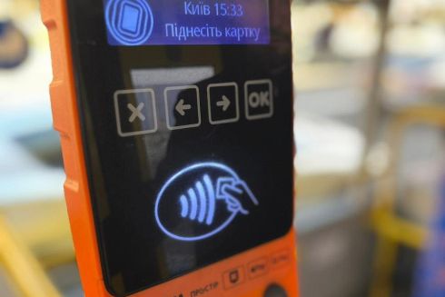 У київських автобусах вже можна розплатитися карткою: список маршрутів