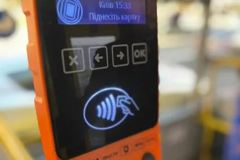 У київських автобусах вже можна розплатитися карткою: список маршрутів