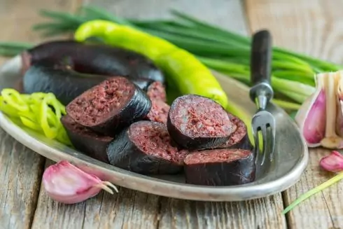 Блинчики с селедкой и кровянка с корицей: Какие блюда удивляют украинок за границей