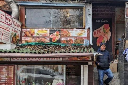 На мусульманском рынке в Киеве демонтируют киоск с фалафелем от Ияда