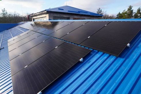 Фото: В Ірпені на даху зруйнованого ліцею встановлюють сонячні панелі