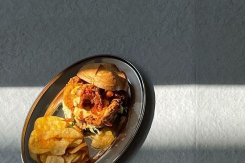 У Львовской площади заработало кафе «Киевгаз» с джанк-фуд кухней и «бердичевским» пивом