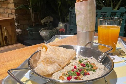 На Большой Васильковской открылось израильское кафе от Алекса Купера: в меню – шаурма, мезе и хумус