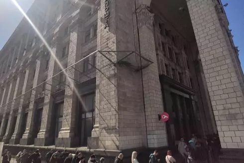 Фото: Киевляне стоят в очереди за маркой Укрпочты о &laquo;Русском военном корабле&raquo;