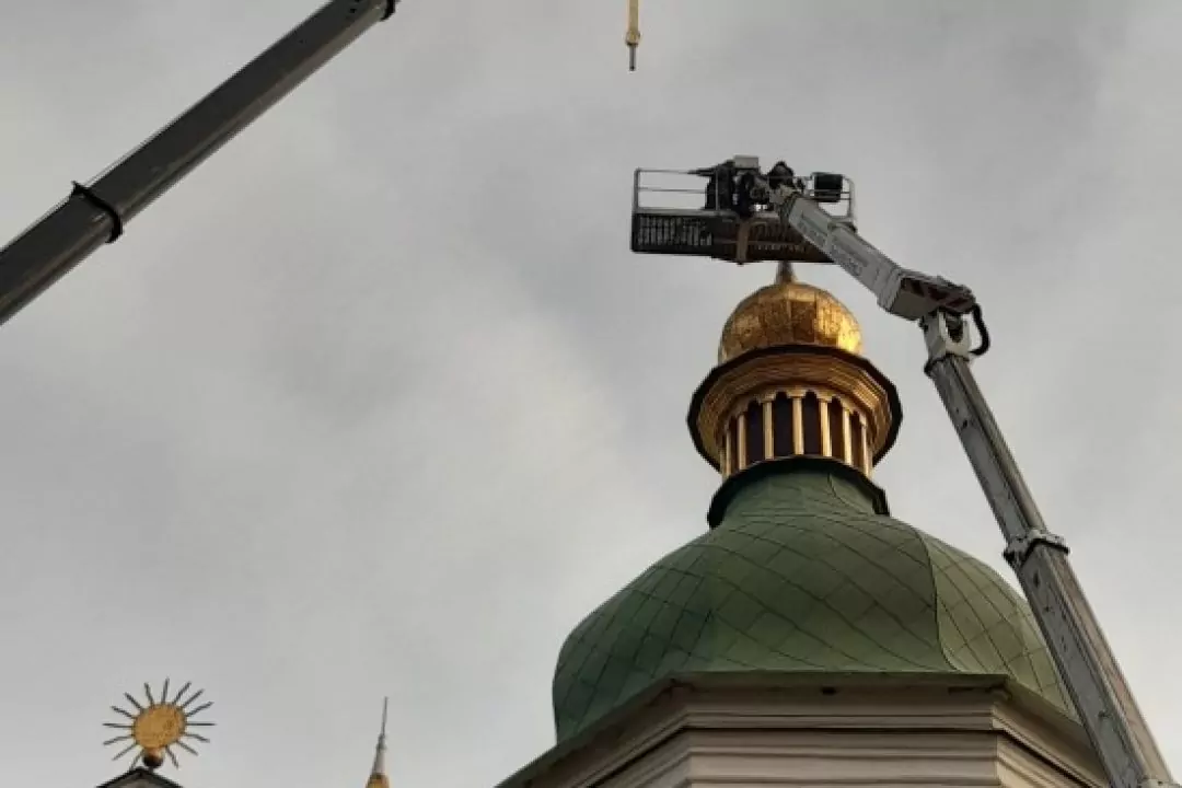 На Софійському соборі почали встановлювати відреставровані хрести: фото