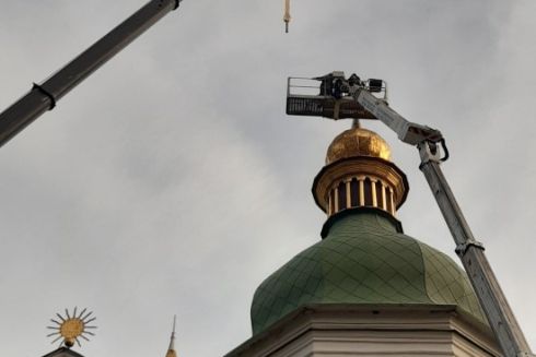 На Софийском соборе начали устанавливать отреставрированные кресты: фото