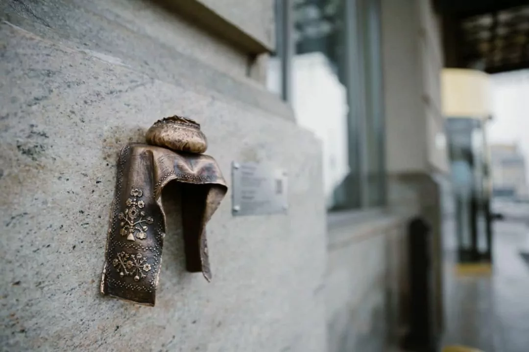 Фото: У Києві встановили мініскульптуру паляниці