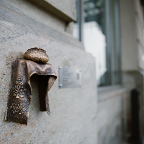 Фото: В Киеве установили мини-скульптуру “паляниці”