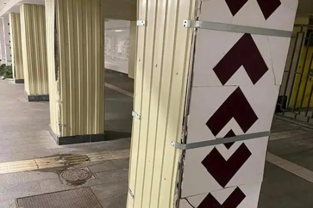 На станції метро &laquo;Святошин&raquo; після нещодавнього ремонту відпадає плитка
