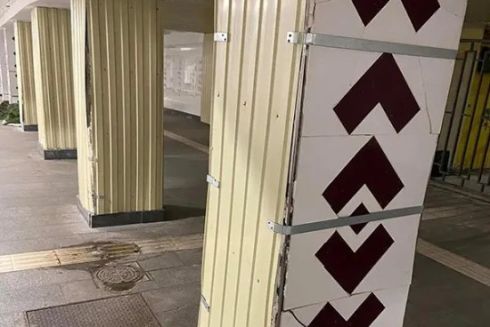 На станції метро &laquo;Святошин&raquo; після нещодавнього ремонту відпадає плитка